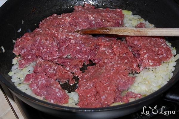 Kibbeh sau Chiftele de bulgur umplute cu carne - Pas 4
