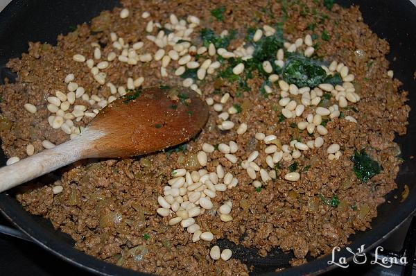 Kibbeh sau Chiftele de bulgur umplute cu carne - Pas 6