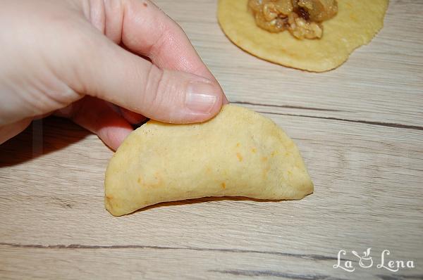 Milopitakia - biscuiți grecești umpluți cu mere, de post - Pas 14