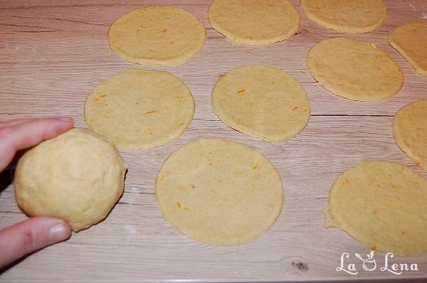 Milopitakia - biscuiți grecești umpluți cu mere, de post - Pas 15