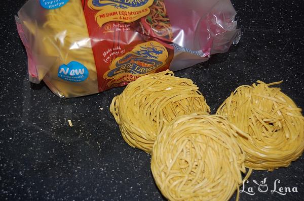 Noodles chinezești cu creveți și legume - Pas 1