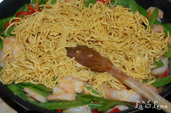 Noodles chinezești cu creveți și legume - Pas 7