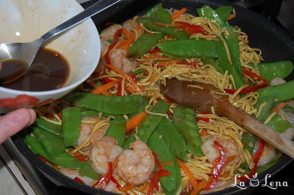 Noodles chinezești cu creveți și legume - Pas 8