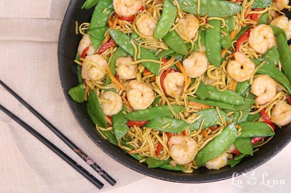 Noodles chinezești cu creveți și legume