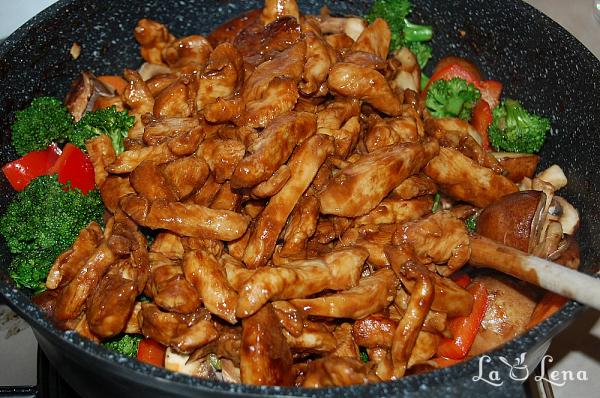 Noodles chinezești cu pui și legume - Pas 14