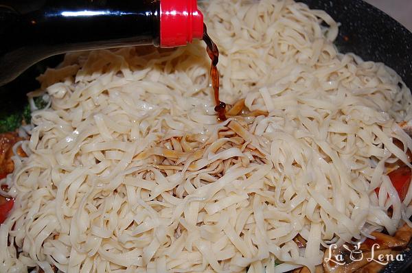 Noodles chinezești cu pui și legume - Pas 15