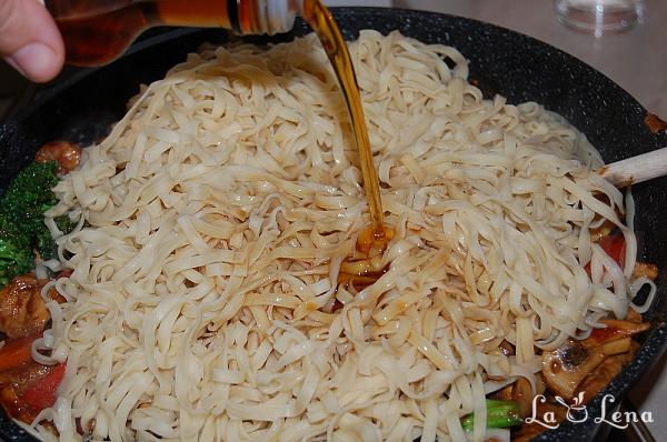 Noodles chinezești cu pui și legume - Pas 16
