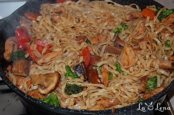 Noodles chinezești cu pui și legume - Pas 17