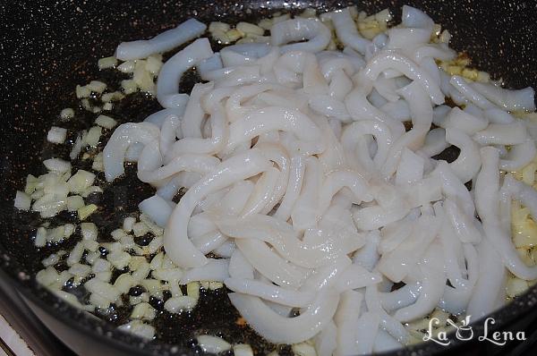 Paste cu sos de rosii si calamari - Pas 6