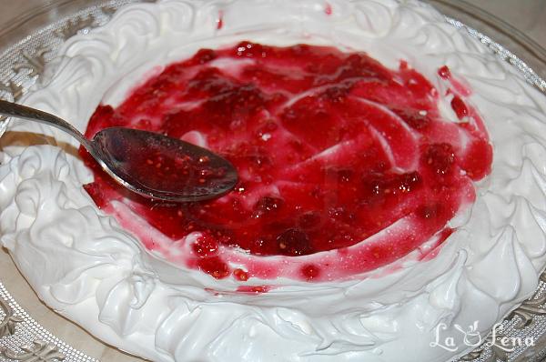 Pavlova cu fructe de pădure - Pas 10
