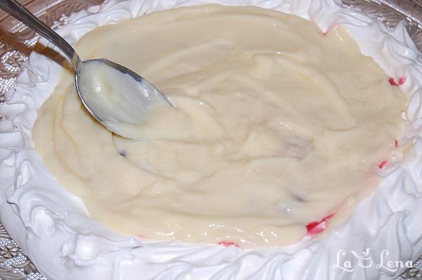 Pavlova cu fructe de pădure - Pas 11