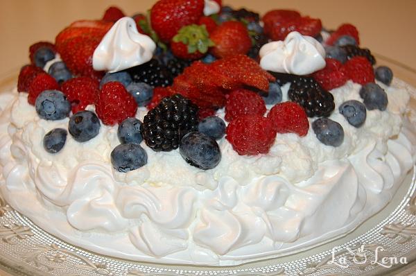 Pavlova cu fructe de padure