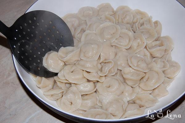 Pelmeni - Coltunasi cu carne rusesti - Pas 12