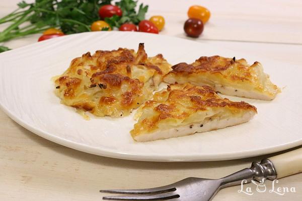 Piept de pui la cuptor, cu cașcaval și ceapă