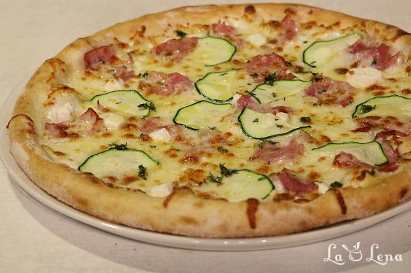 Pizza cu bacon si zucchini