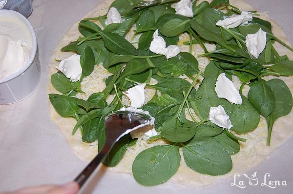 Pizza cu spanac si branzeturi - Pas 4