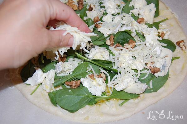 Pizza cu spanac și brânzeturi - Pas 7