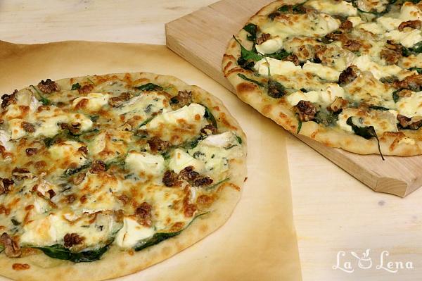 Pizza cu spanac și brânzeturi