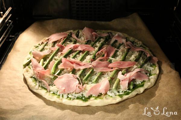 Pizza cu sparanghel si sos pesto - Pas 10