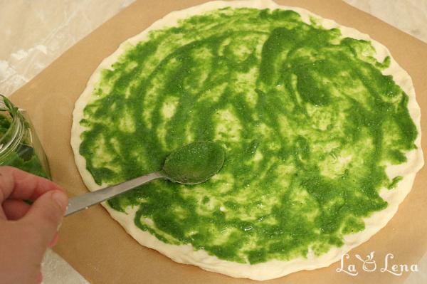 Pizza cu sparanghel si sos pesto - Pas 5