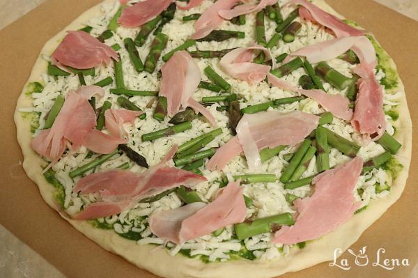 Pizza cu sparanghel si sos pesto - Pas 9