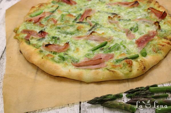 Pizza cu sparanghel si sos pesto