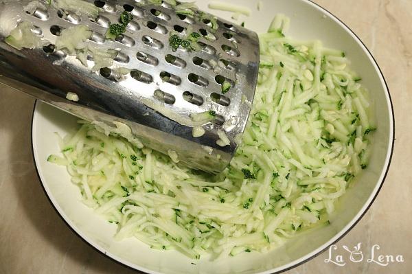 Plăcintă rapidă cu dovlecei și brânză feta - Pas 1