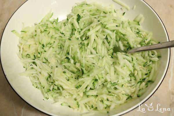 Plăcintă rapidă cu dovlecei și brânză feta - Pas 2