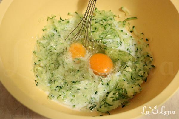 Plăcintă rapidă cu dovlecei și brânză feta - Pas 4