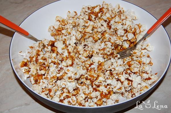 Popcorn cu caramel - Pas 12