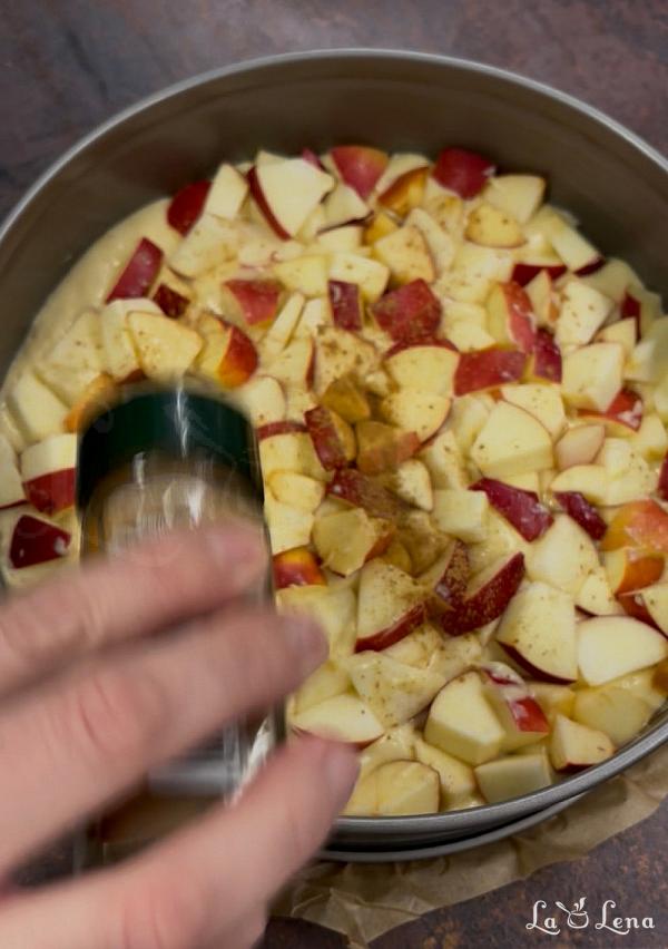 Prăjitură pufoasă cu mere, de post - Pas 7