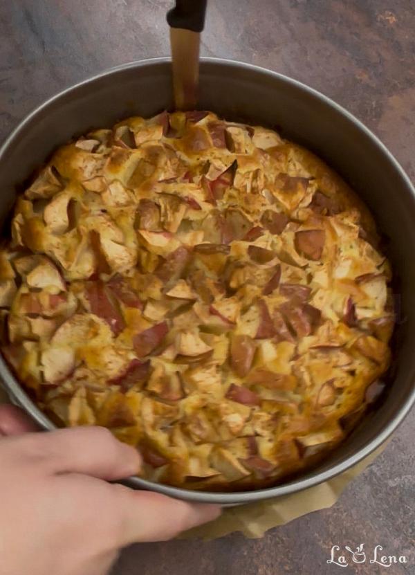 Prăjitură pufoasă cu mere, de post - Pas 8