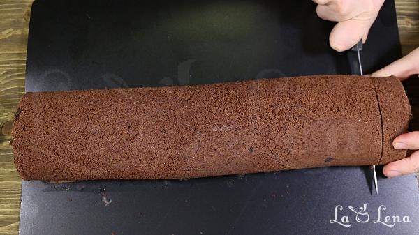 Ruladă cu ciocolată (Buche de Noel) - Pas 17