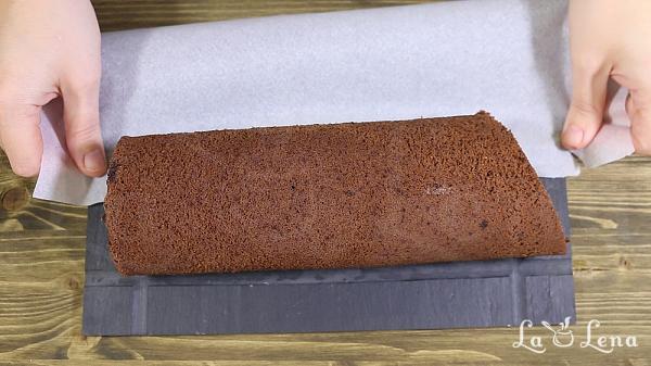 Ruladă cu ciocolată (Buche de Noel) - Pas 19