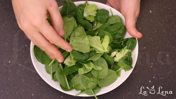 Salata Greceasca cu Pui si Avocado - Pas 2