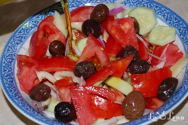 Salata Greceasca traditionala - Horiatiki - Pas 4