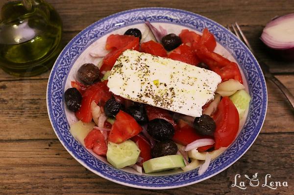 Salata Greceasca traditionala - Horiatiki - Pas 6