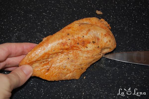 Salata "Prima Zapada" - cu pui si castraveti murati - Pas 3