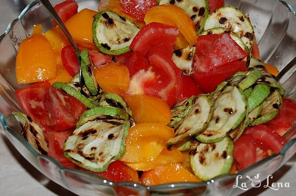 Salată cu dovlecei, roșii și telemea - Pas 4
