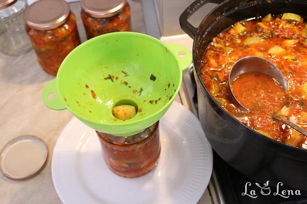 Salată de dovlecei marinați cu sos de ardei, la borcan - Pas 10