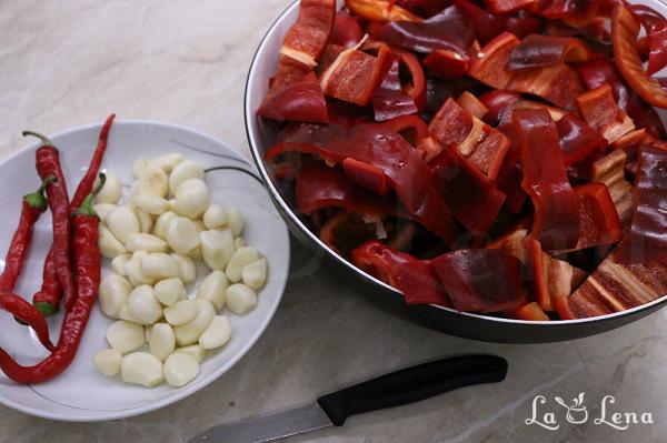 Salată de dovlecei marinați cu sos de ardei, la borcan - Pas 2