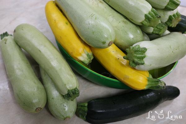 Salată de dovlecei marinați cu sos de ardei, la borcan - Pas 3