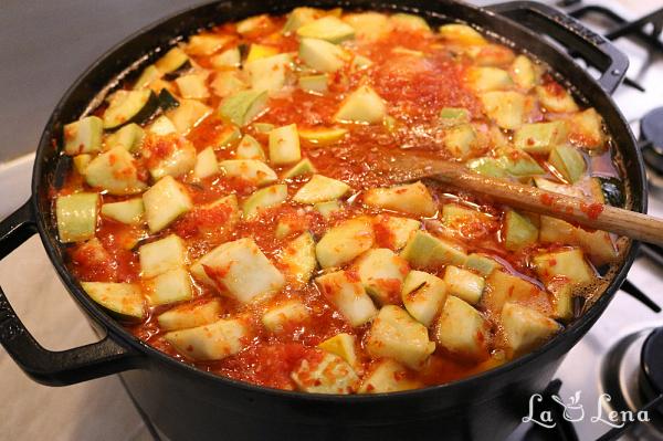 Salată de dovlecei marinați cu sos de ardei, la borcan - Pas 8