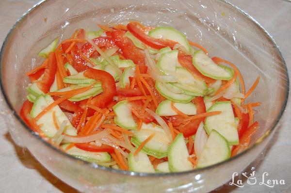 Salata de dovlecei si legume marinate - Pas 6