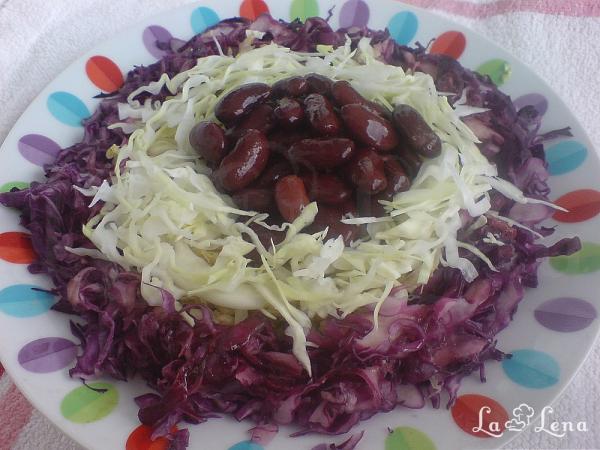 Salată de fasole, varză roșie și albă