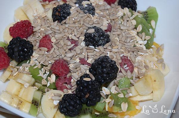 Salata de fructe cu seminte si cereale - Pas 4