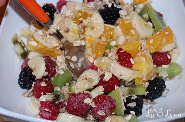 Salata de fructe cu seminte si cereale - Pas 6