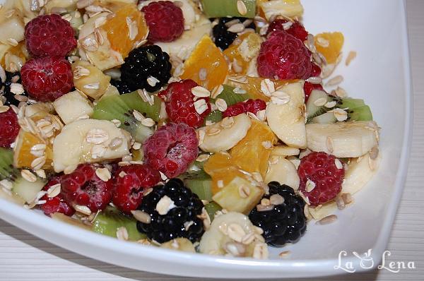 Salata de fructe cu seminte si cereale