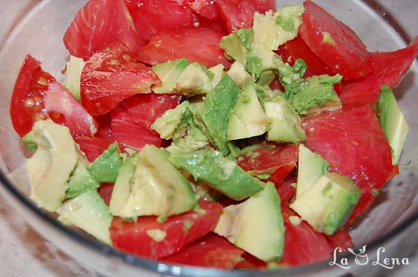 Salata de rosii cu avocado - Pas 1