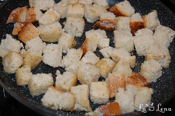 Salata de rosii cu crutoane (Panzanella) - Pas 1